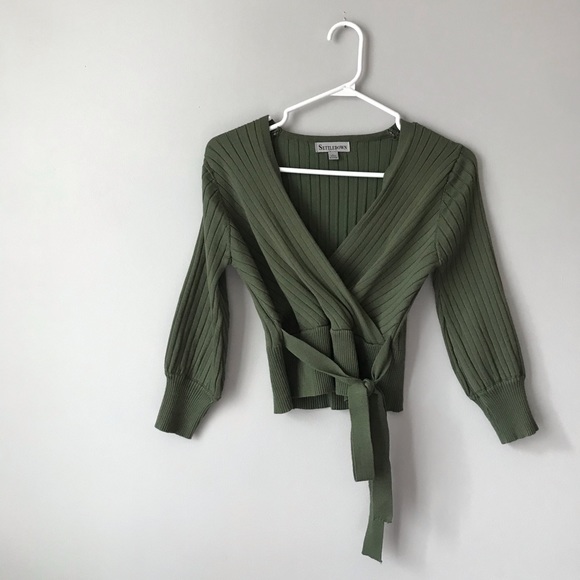 Fashion Nova Tops - 🔥3/30$ FASHION NOVA green faux tie top